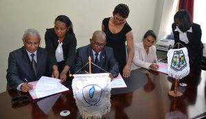 Le DG du Ministère de la sécurité Publique entouré de ses homologues du BIANCO (1er à g) et du Ministère de la Fonction Publique lors de la signature de convention