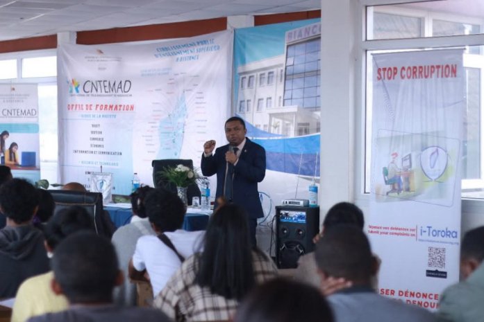 « L’IMPACT DE LA CORRUPTION SUR LA QUALITE D’ENSEIGNEMENT EN MILIEU UNIVERSITAIRE» exposé par le DG du BIANCO pour les étudiants du CNTEMAD