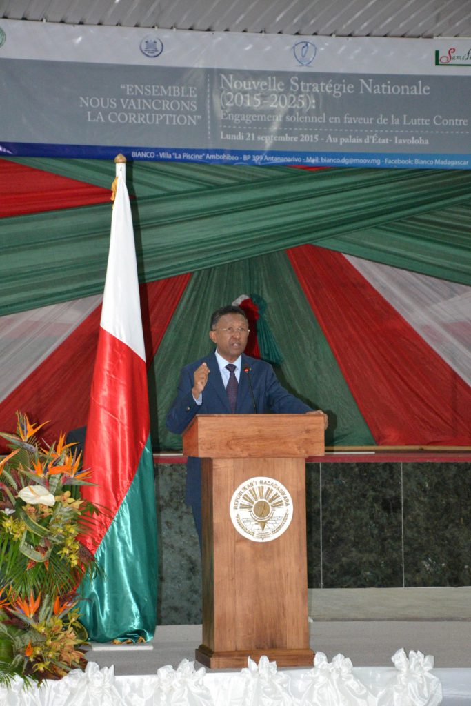 Cette nouvelle SNLCC a été présentée officiellement au Palais d’Etat d’Iavoloha le 21 septembre 2015. L’occasion a permis au Président de la République, Monsieur Hery RAJAONARIMAMPIANINA, d’exhorter tout un chacun à conjuguer ensemble les efforts pour la mise en œuvre de cette stratégie nationale. Il a donné un signal fort pour marquer sa volonté à combattre la corruption et à lutter contre ce phénomène, selon les termes de cette nouvelle stratégie nationale en signant l’ « engagement national » allant dans ce sens.