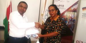 Remise de matériels de sensibilisation au BIANCO Mahajanga par le projet GIZ-ProPFR Boeny